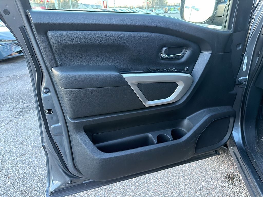 2023 Nissan Titan SV