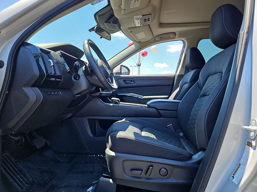 2023 Nissan Pathfinder SV