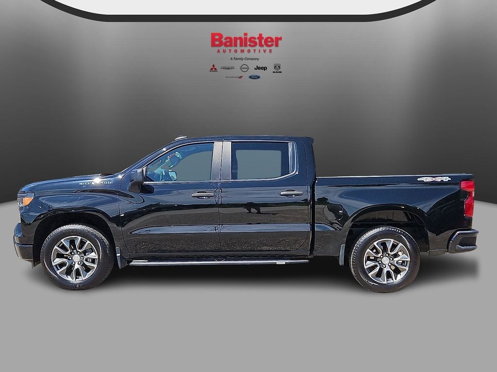 2023 Chevrolet Silverado 1500 4WD Crew Cab Short Bed Custom
